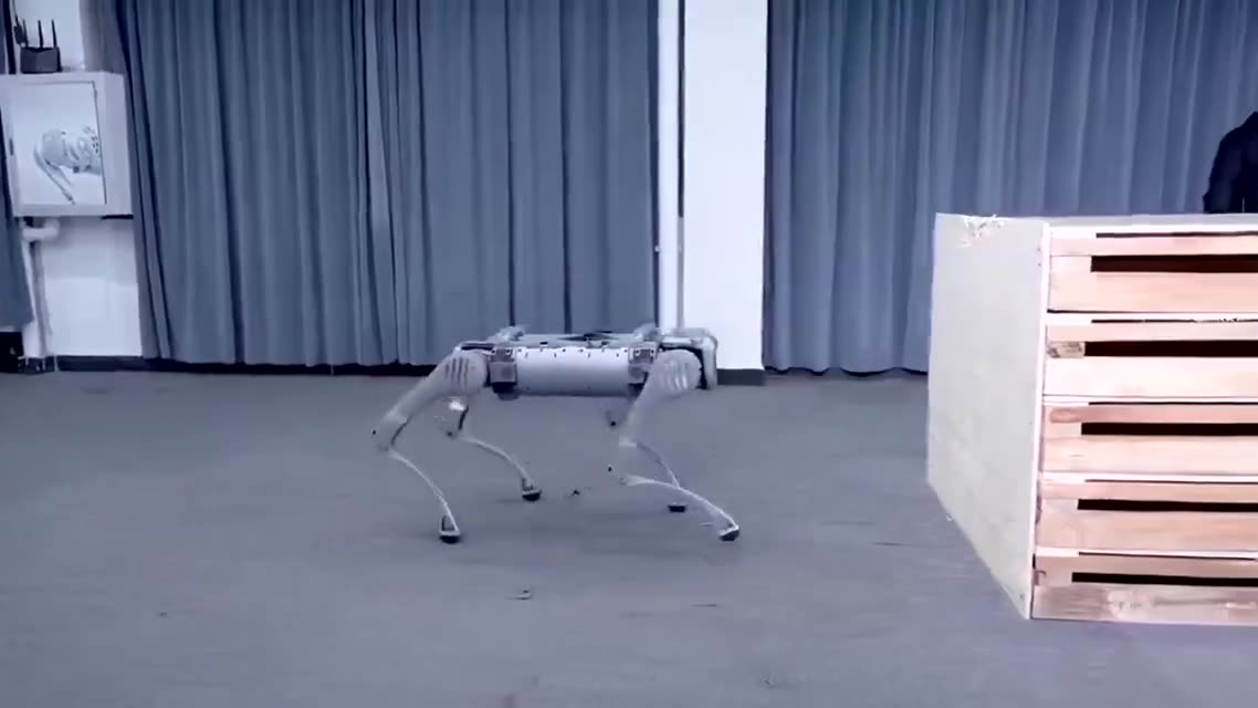 Unitree Robotics'in 4 bacaklı robotu AI ile gelişiyor