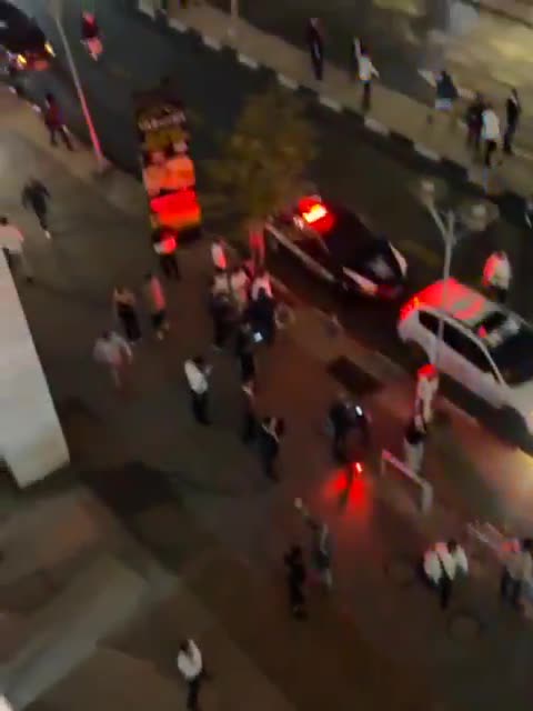 Lübnan'dan Tel Aviv'e düşen füzelerin görüntüleri
