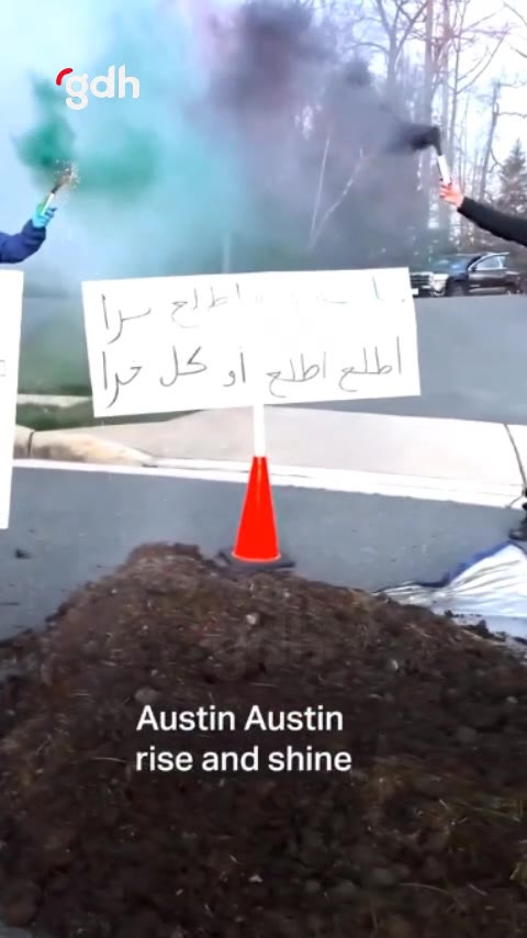 Aktivistler, ABD'li yetkililerin evlerine gübre döktü protesto etti