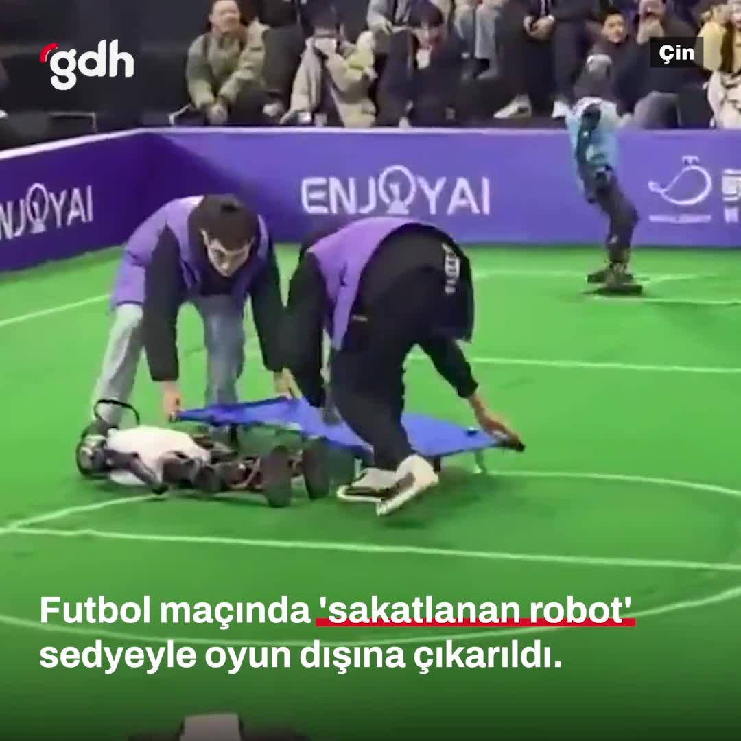 Çin'de futbol maçında 'sakatlanan robot' sedyeyle çıkarıldı