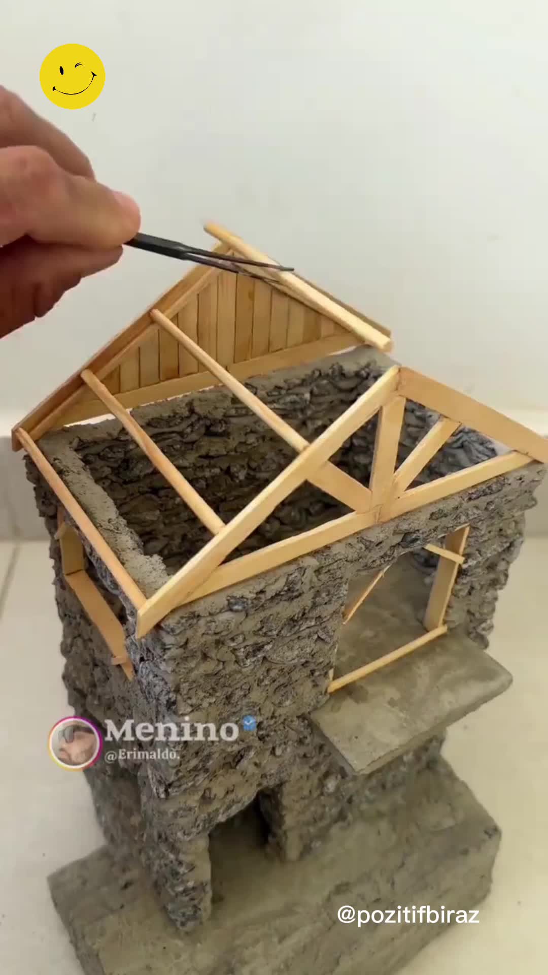 Minyatür ev inşa eden adamın hipnotize edici çalışması