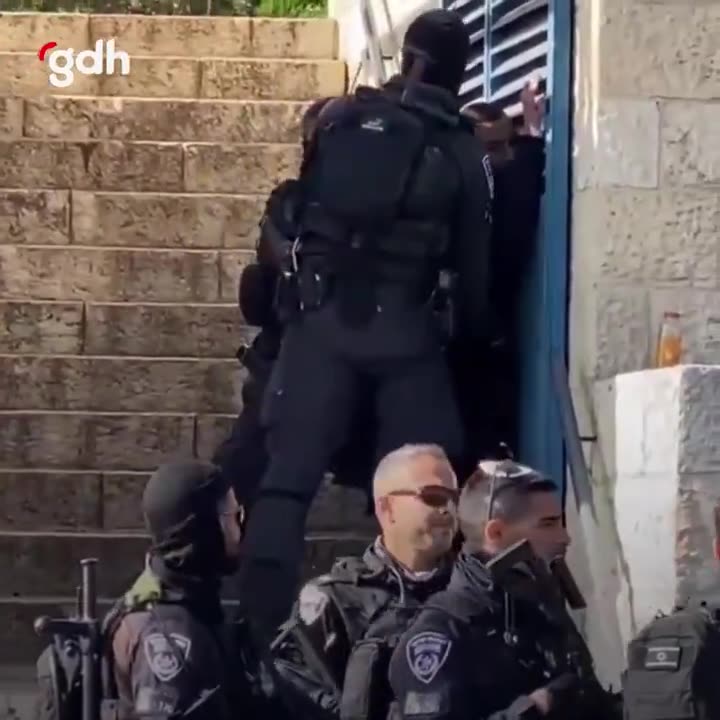 İsrail polisi, Doğu Kudüs'te Müslümanları Cuma namazında engelliyor
