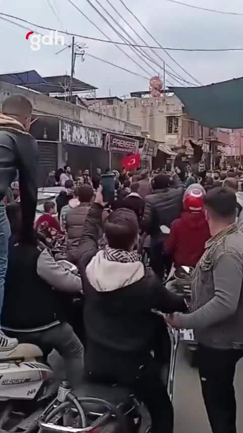 Adana’daki Suriyeliler, Esad rejiminin devrilmesini kutluyor