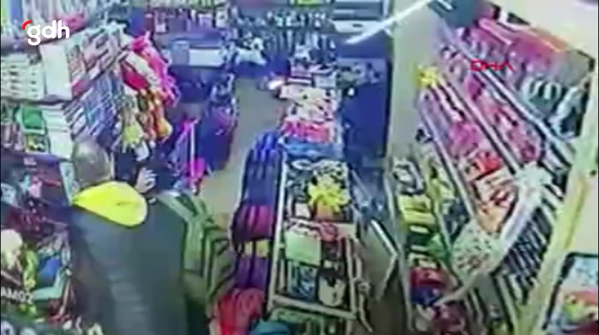 Kağıthane'de kırtasiyeci, iki çocuğu döverek tutuklandı