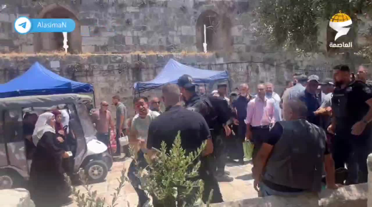 İsrail polisi, Mescid-i Aksa'da Cuma namazı için Müslümanlara saldırıyor