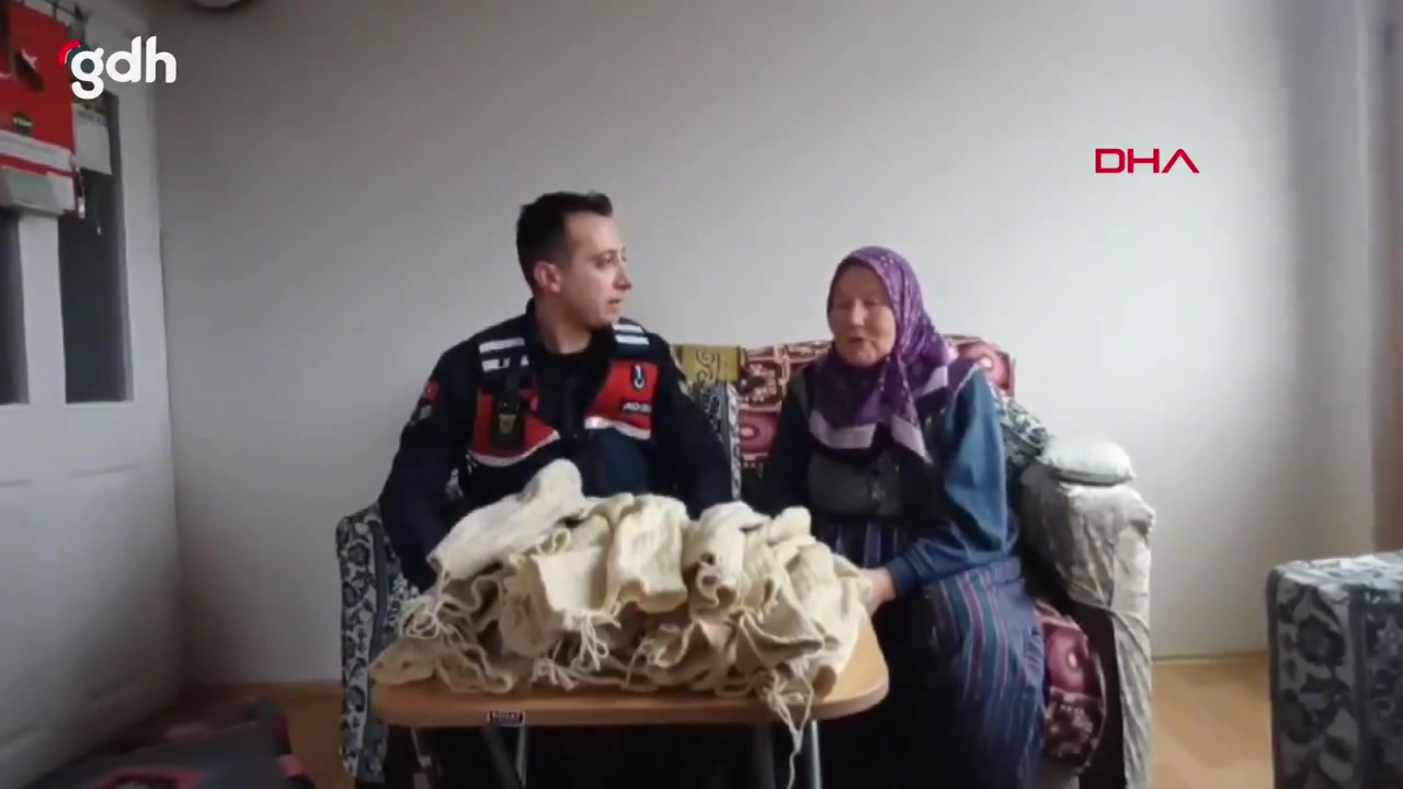 Gülnaz Turhan’ın koyun yününden ördüğü çoraplar Mehmetçik’e gönderildi