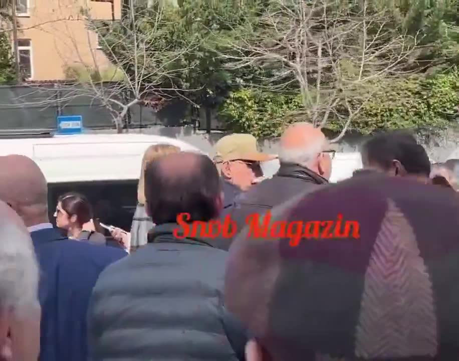 Şener Şen, Kayhan Yıldızoğlu'nun cenazisinde tepki gösterdi