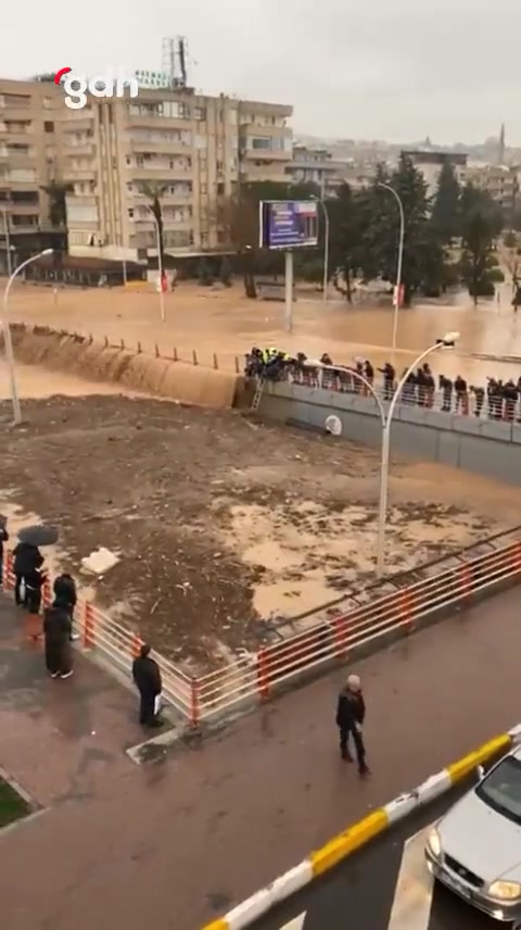 Şanlıurfa'da sağanak sonrası yol göle döndü, araçlar sürüklendi