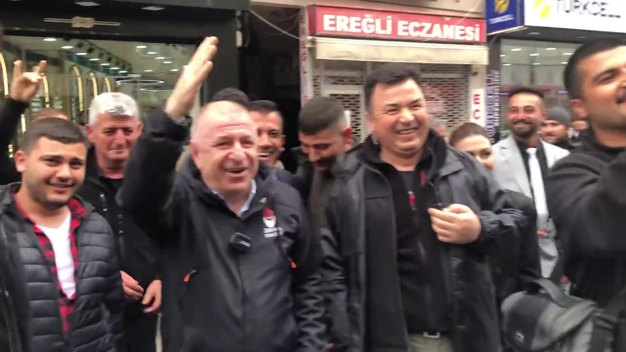 Özdağ ve Davutoğlu Konya'da el salladı
