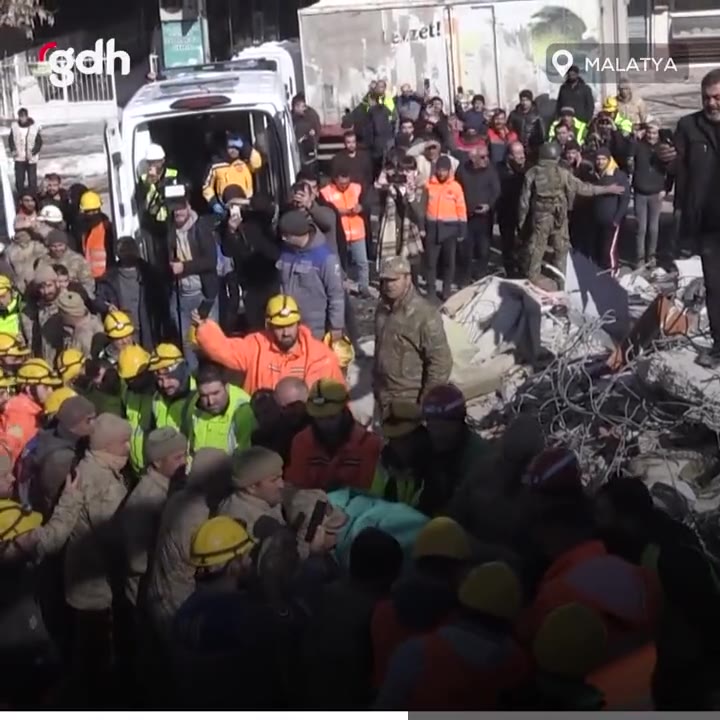 Malatya'da yıkılan enkazdan 80 saat sonra yaşlı adam kurtarıldı