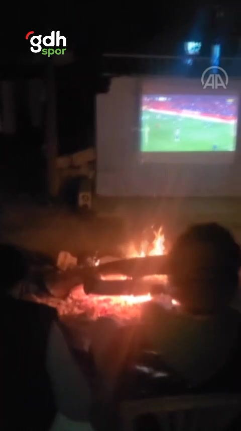 Hatay'daki depremzede kardeşler, çadırda Fenerbahçe maçını izledi