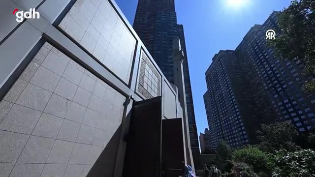 New York'ta cuma namazı için ezan hoparlörden okundu