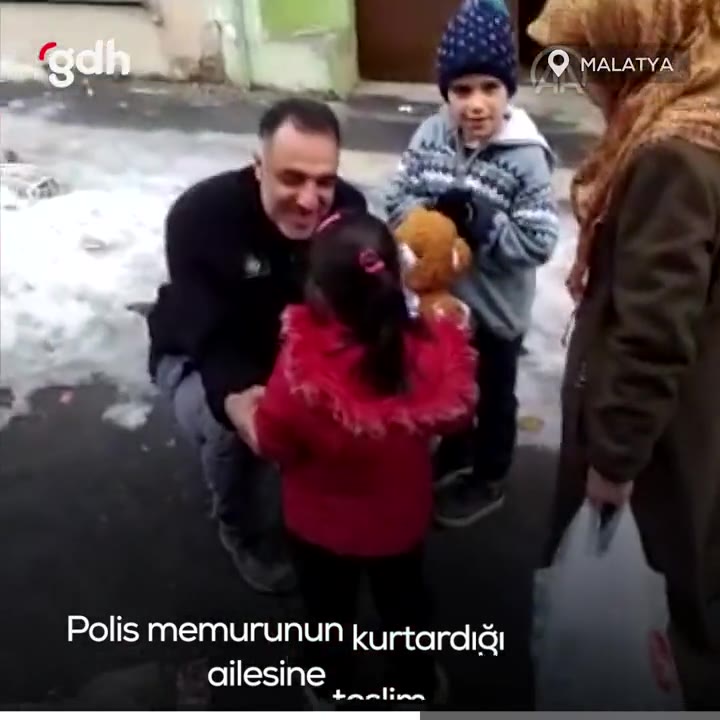 Malatya'da buzlu gölete düşen depremzede çocuğu polisler kurtardı