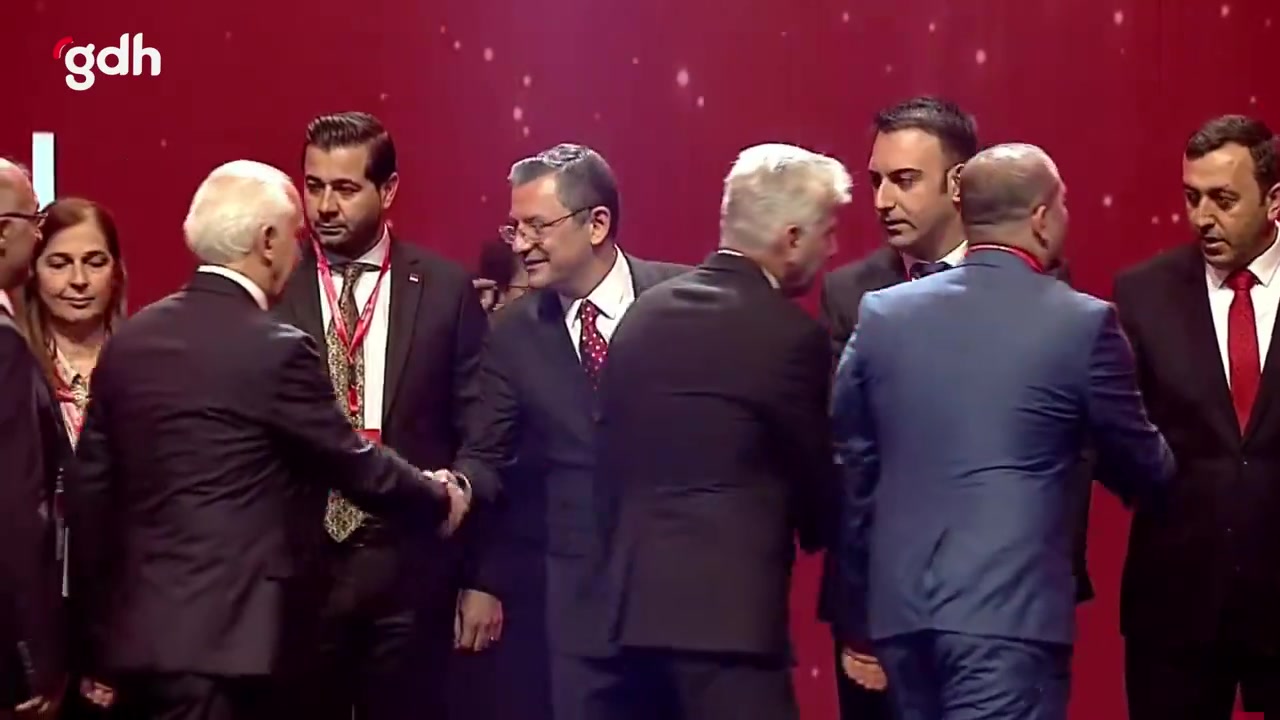 CHP'nin toplantısında Lütfü Savaş anons edilmedi, ilçe adayları tanıtıldı