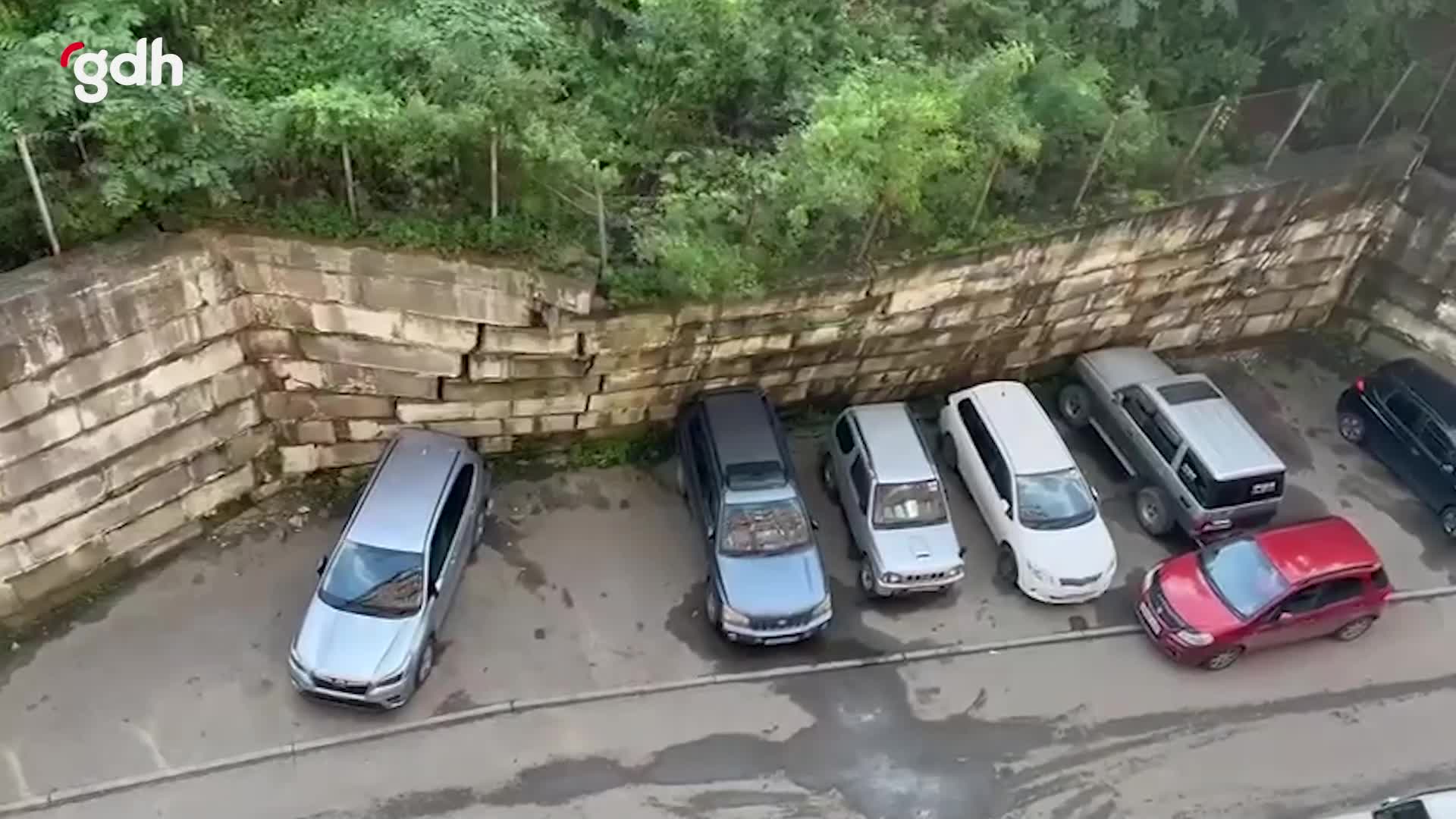 Rusya'da aşırı yağışlar 7 araca istinat duvarı düşürdü