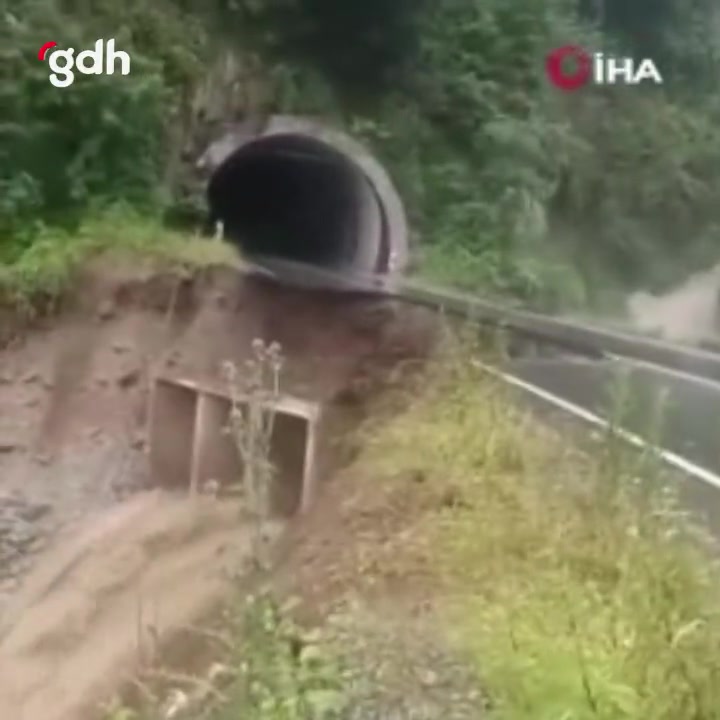 Ordu'da sağanak sonrası Mesudiye yolunda göçük oluştu