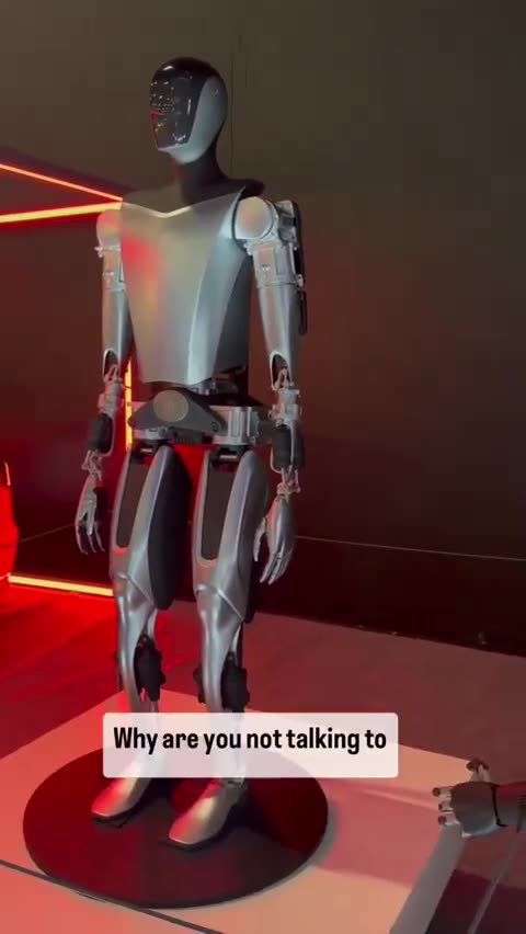 Sophia, Optimus'a "Neden benimle konuşmuyorsun?" diyor