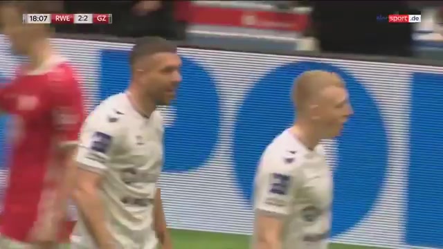 Podolski yardım maçında hakeme itiraz edip oyundan atıldı