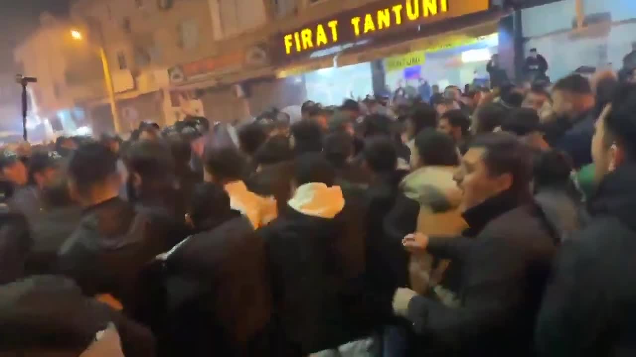 Mersin'de kayyuma karşı provokasyon yapan gruba polis müdahale etti