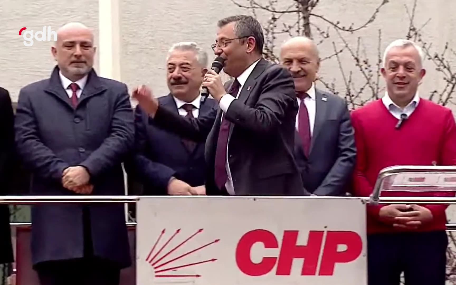 Özgür Özel: "Tayyip Erdoğan'a oy var mı?" diye sordu, vatandaşlar: Var!