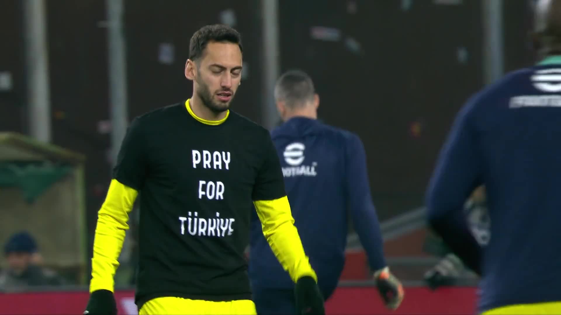Hakan Çalhanoğlu, Sampdoria maçı öncesi "Türkiye için dua et" tişörtü giydi