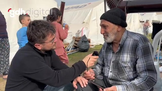 Mustafa amca cep telefonuyla Kuran okudu, mesaj yağdı!