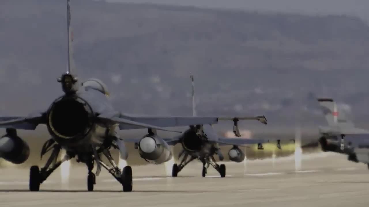 Türk Hava Kuvvetleri'nin F-16 uçakları fil yürüyüşü yaptı