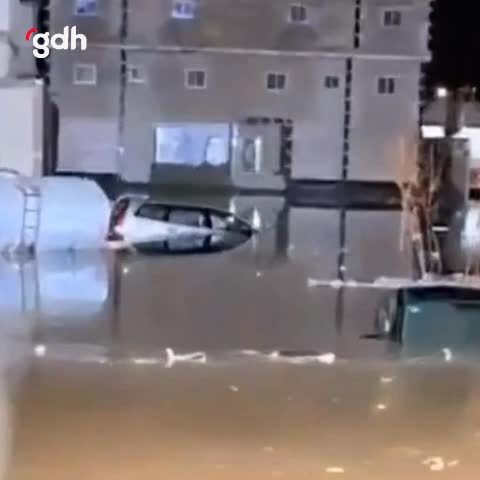 Mekke'de sel felaketi: Araçlar sular altında kaldı