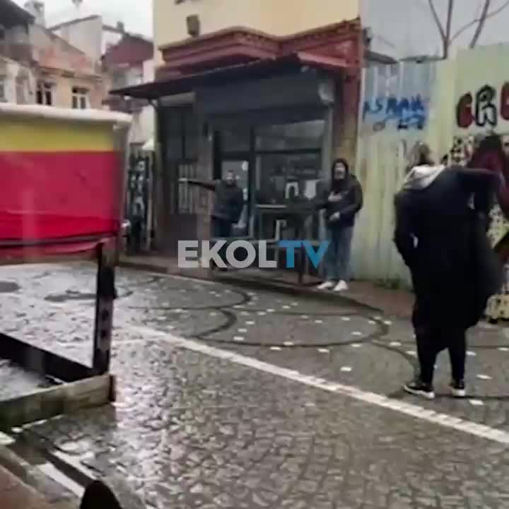 Balat'ta kahvecinin seyyar satıcıyı tabancayla vurması