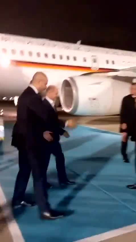 Scholz, Erdoğan'la İstanbul'da önemli konuları görüşmek üzere geldi