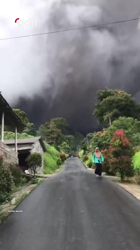 Java'daki Merapi Yanardağı Patladı: Kül ve Lav Akıntıları