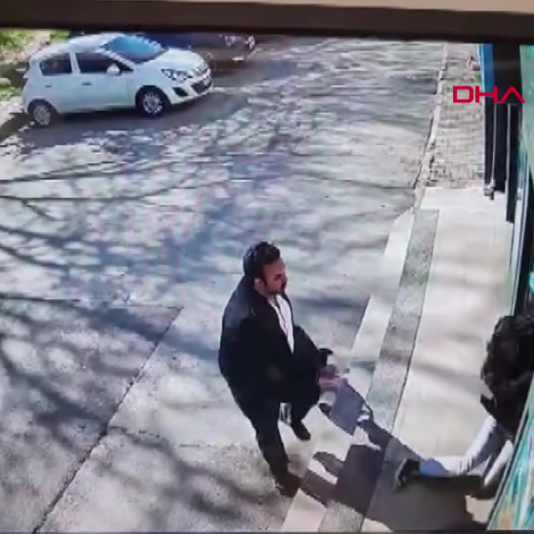 Antalya'da kız çocuğuna sokakta saldırı sonrası kaçtı