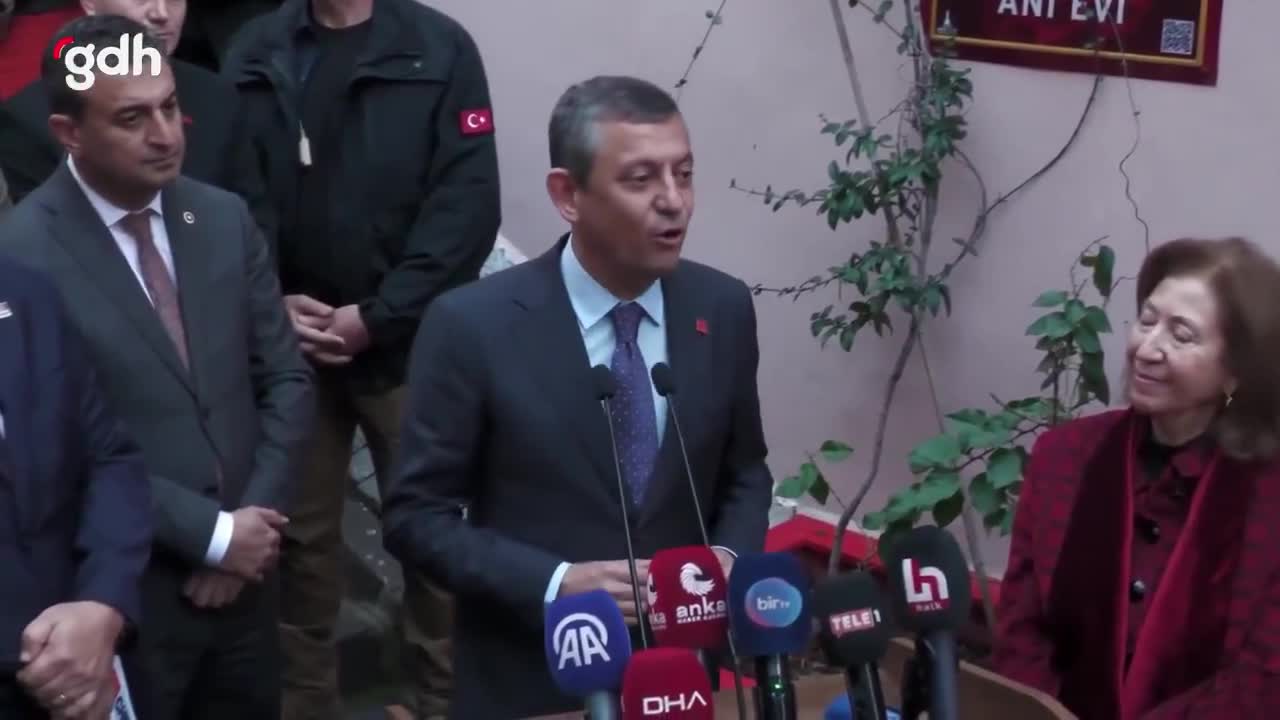 Özgür Özel: İnönü, dertler varken satranç dergisine abone olmak!