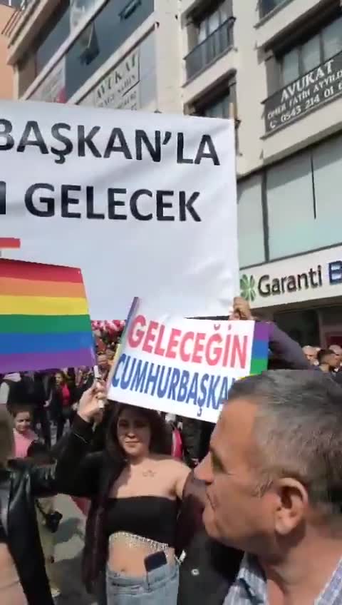 İmamoğlu'nun Sancaktepe mitinginde LGBT destek pankartları açıldı