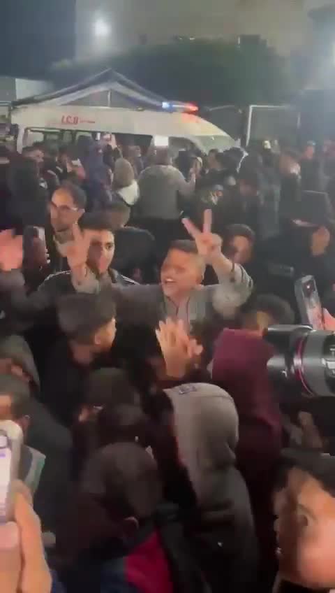 Gazze'deki çocuklar, ateşkes anlaşmasını kutluyor
