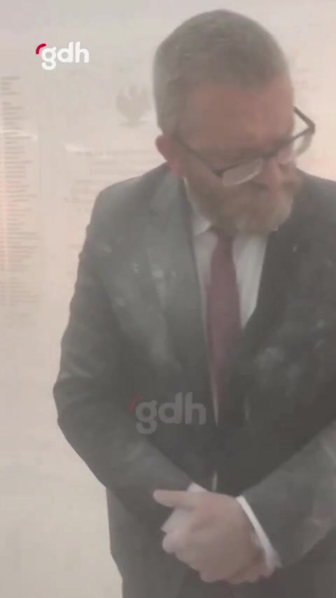 Polonyalı vekil Braun, Hanuka mumlarını yangın tüpüyle söndürdü