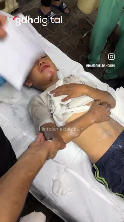Gazze'de yaralanan Filistinli çocuk acıdan titredi