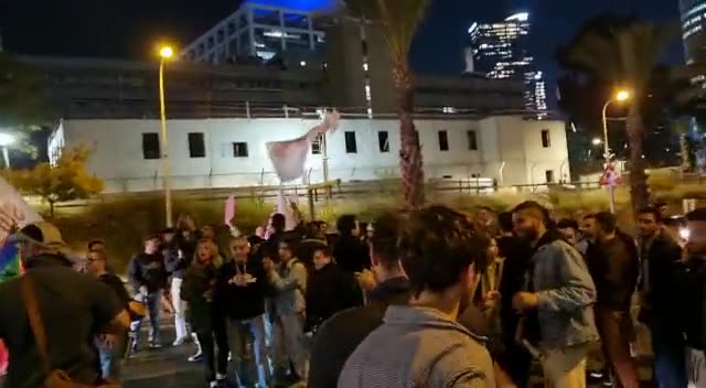 Tel Aviv'de Netanyahu'nun LGBT karşıtı politikalarına protesto