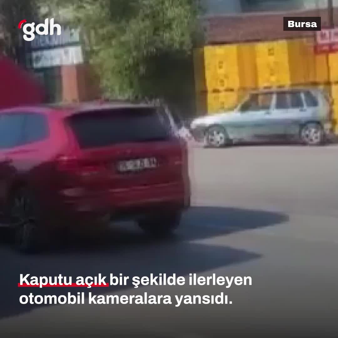 Bursa'da kaputu açık otomobilin tehlikeli yolculuğu kamerada