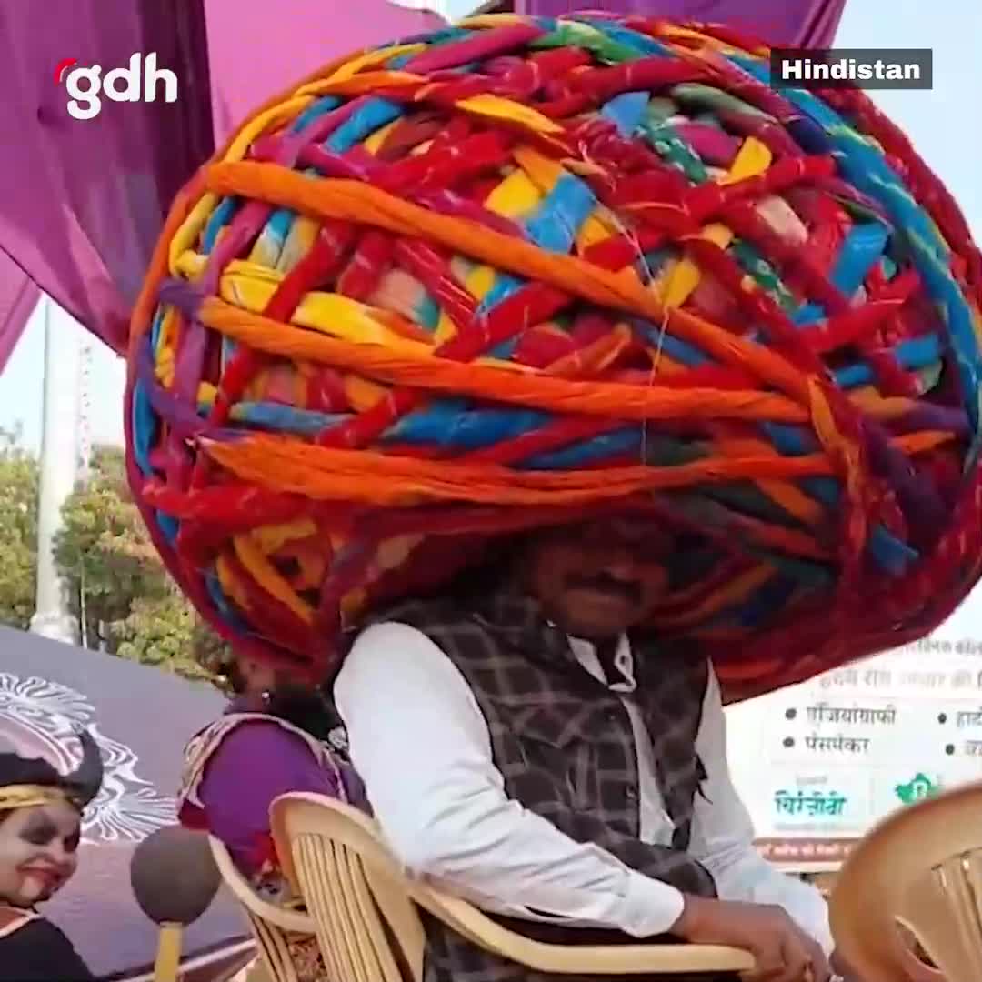 Hindistan'da 440 metre uzunluğunda sarıkla poz veren adam