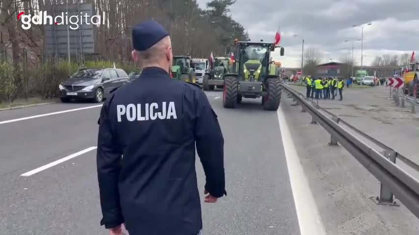 Polonyalı çiftçiler A2 otoyolunu tarım politikaları için kapattı