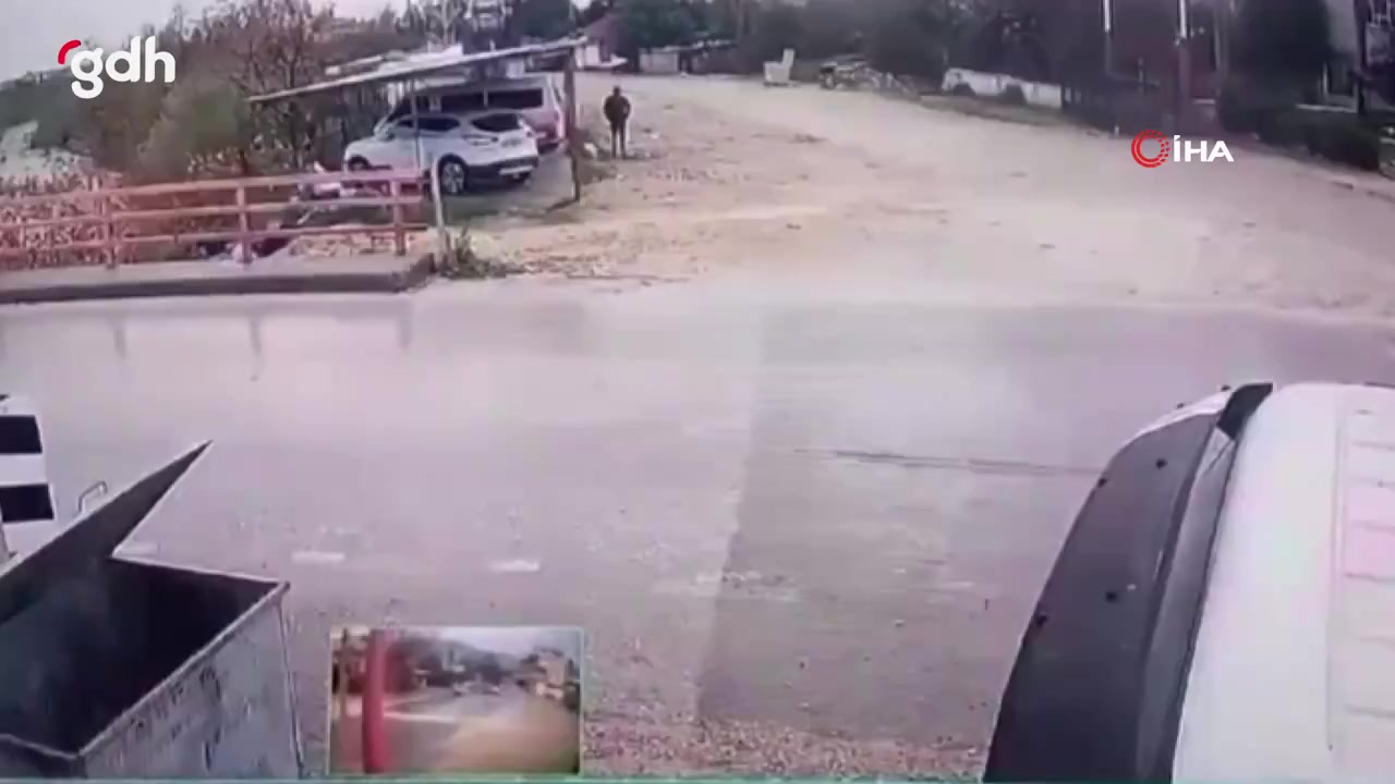Antalya'da yol geçmeye çalışan kişiye koç saldırdı