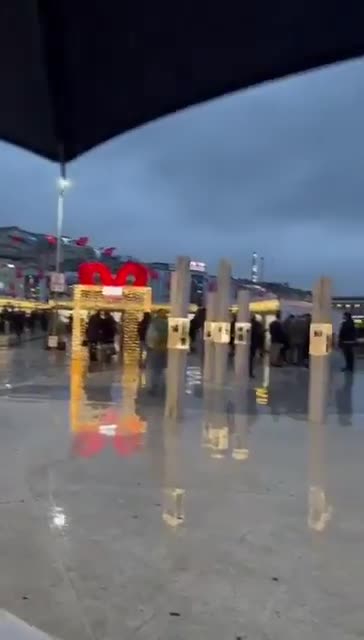 Üsküdar'da CHP'li yönetim, tarihi meydanda Noel Pazarı kurdu
