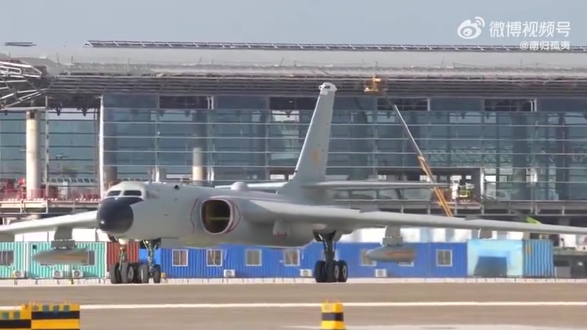 Çin'in devasa balistik füze taşıyan H-6 bombardıman uçağı