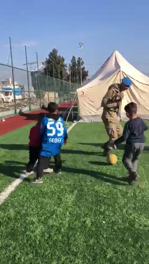 Hatay'daki çadır kentte jandarma depremzede çocuklarla oynadı