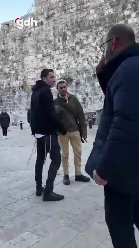 Radikal Yahudiler, Başrahip Schnabel'e tükürdü!