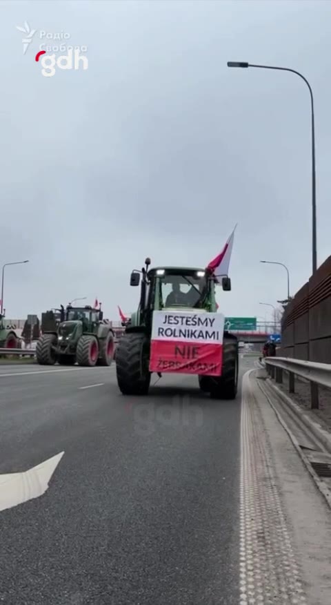 Varşova'da çiftçiler, Ukrayna tahıl ithalatına karşı protesto etti