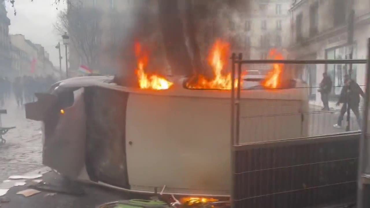 Terör Avrupa'da: Paris'te polise saldırı ve araç yangınları