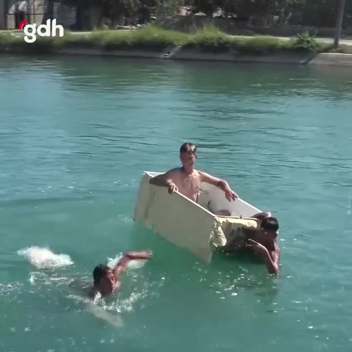 Adana'da yasak sulama kanalında gençler, buzdolabıyla yüzdü
