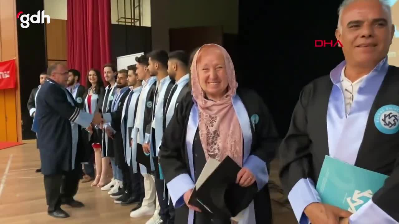 69 yaşındaki Ayşen Arda İşçi, diplomasını 'Bozkurt' işaretiyle aldı